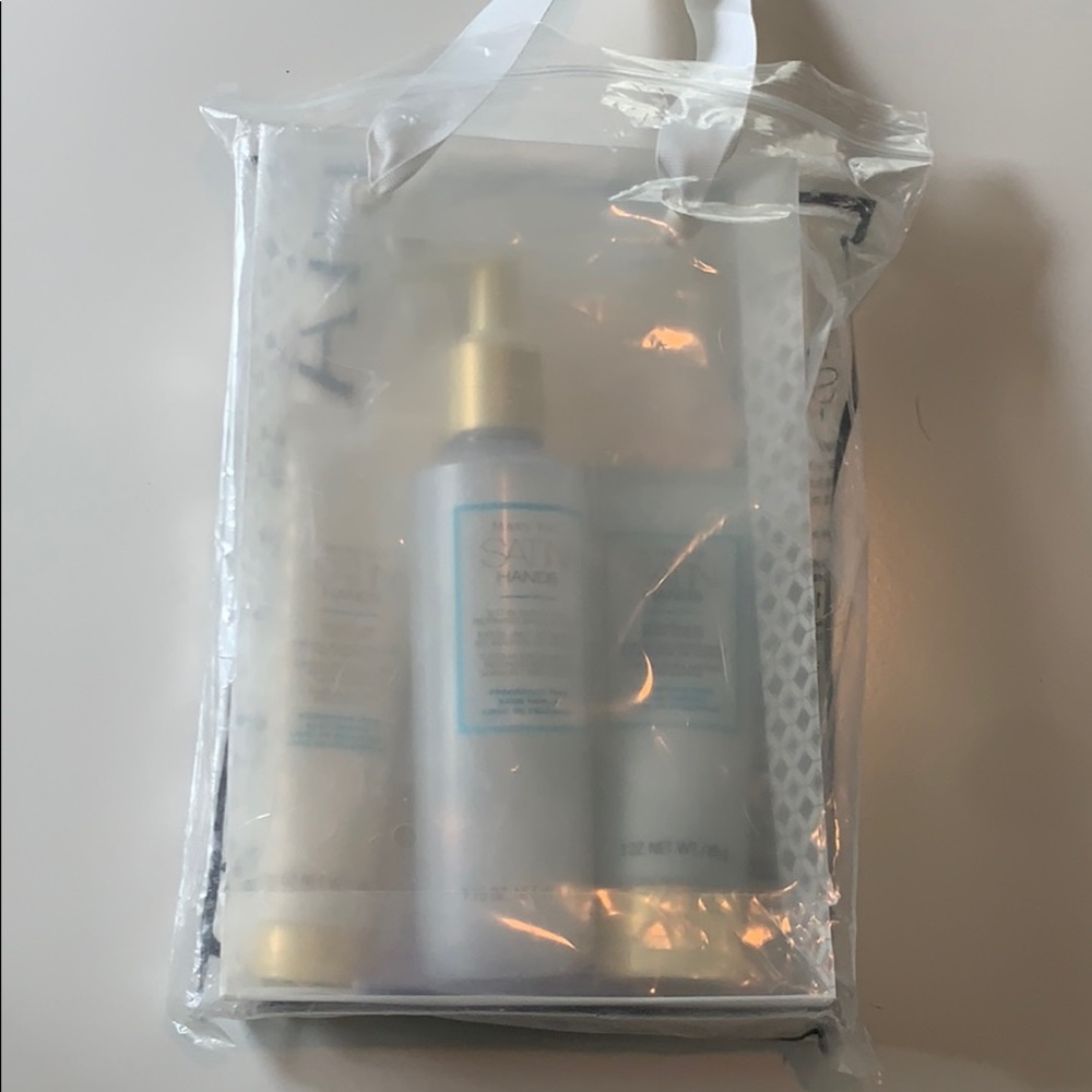 NWT Mary Kay Satin Hands Gift Set
